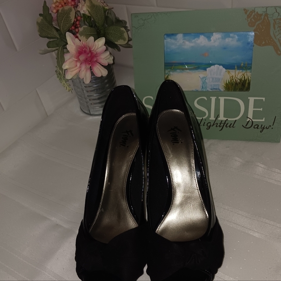 Fioni Black Patent Leather Peep Toe with Bow. Size 9W - Picture 2 of 8